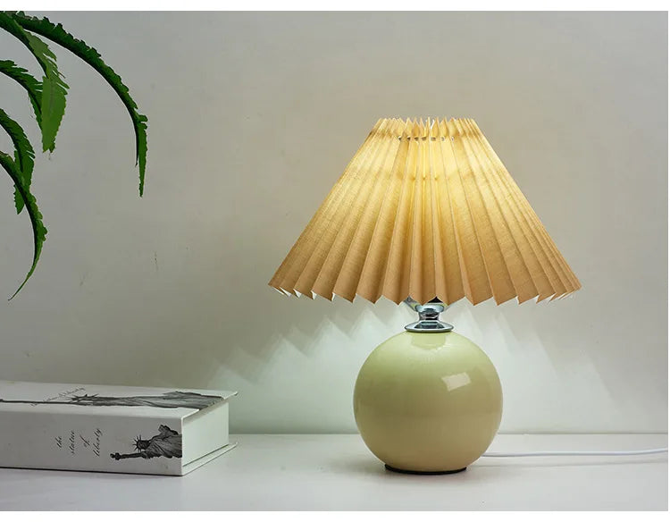 Đèn Bàn Chụp Xếp Ly