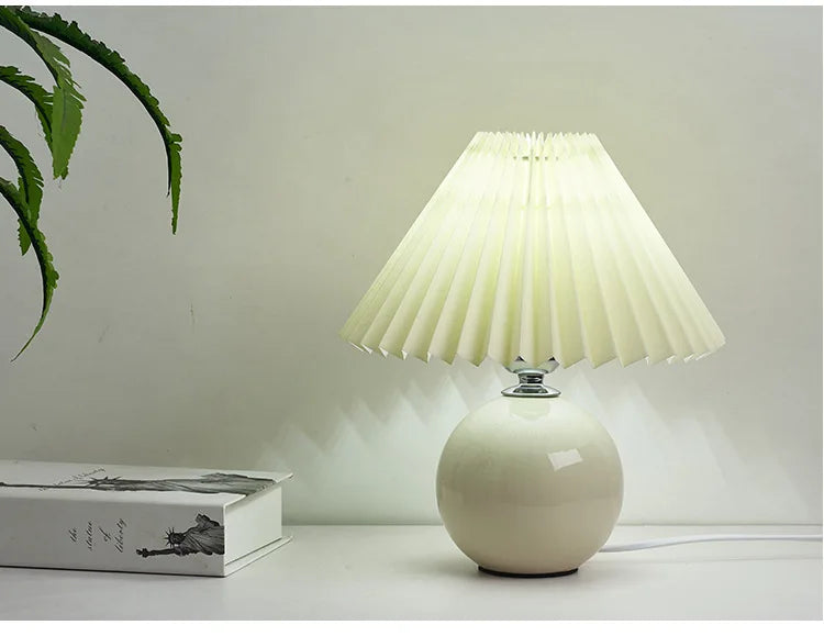 Đèn Bàn Chụp Xếp Ly