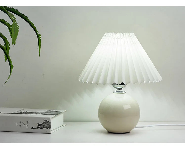 Đèn Bàn Chụp Xếp Ly