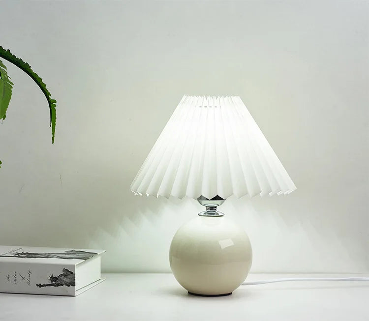 Đèn Bàn Chụp Xếp Ly